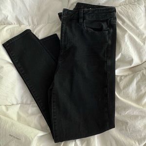 LIGHTLY WORN BLACK AMERICAN EAGLE SUPER HI-RISE JEGGINGS